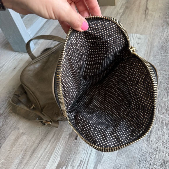 Elegant Brown Leather Crossbody Bag - Picture 6 of 6